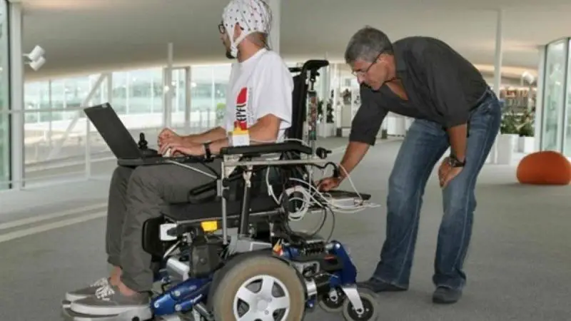 Jóvenes crean silla de ruedas que se controla con la mente
