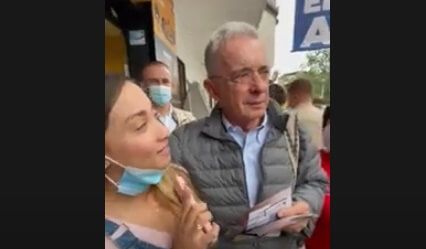 Video viral: Joven y Álvaro Uribe