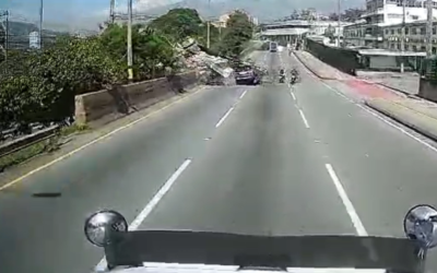 Video: Accidente de camión cargado de ron dejó dos muertos en Antioquia