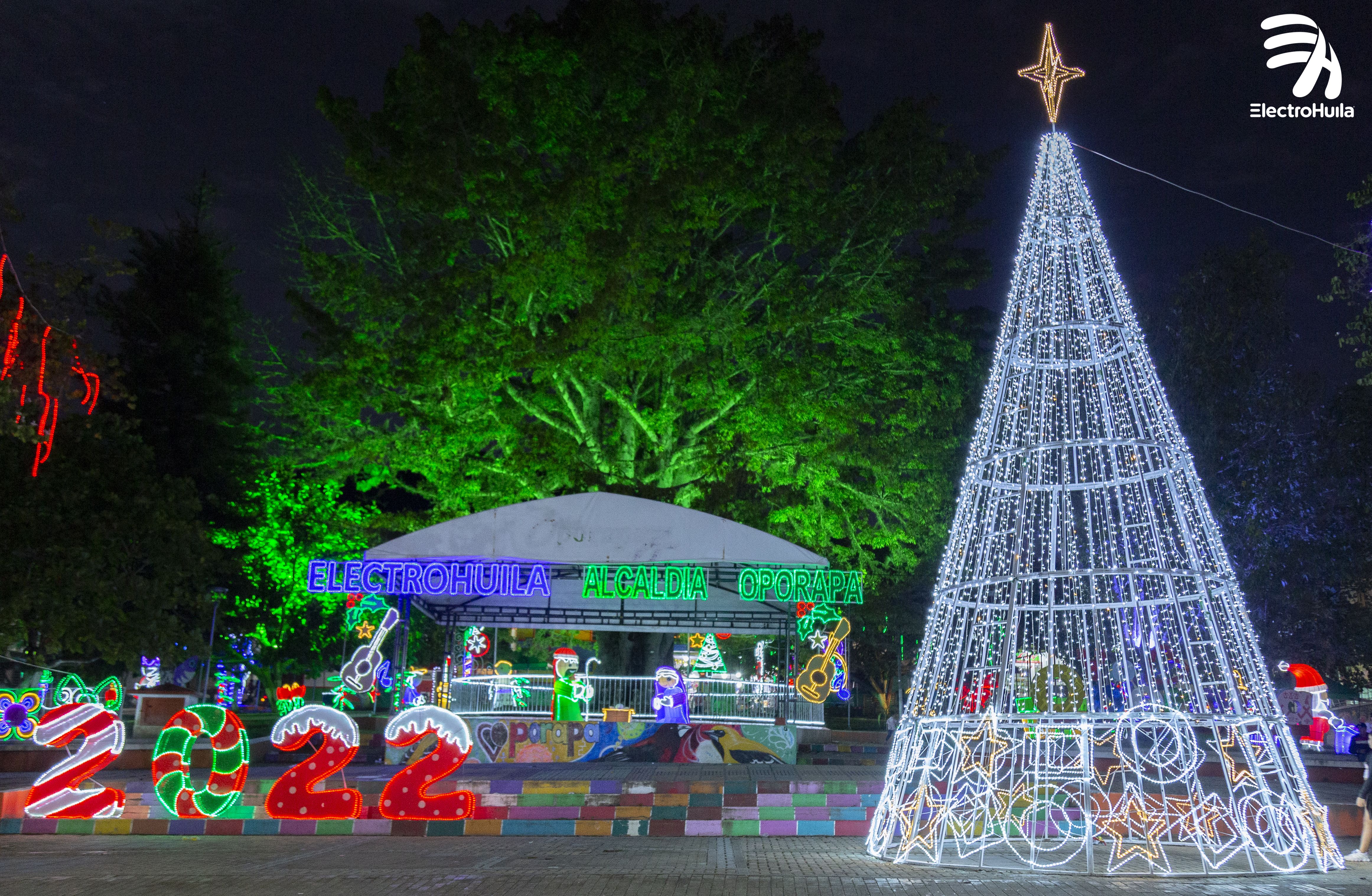 7.Oporapa, conocido como el municipio pesebre del Huila disfruta de su alumbrado navideño en el parque principal.