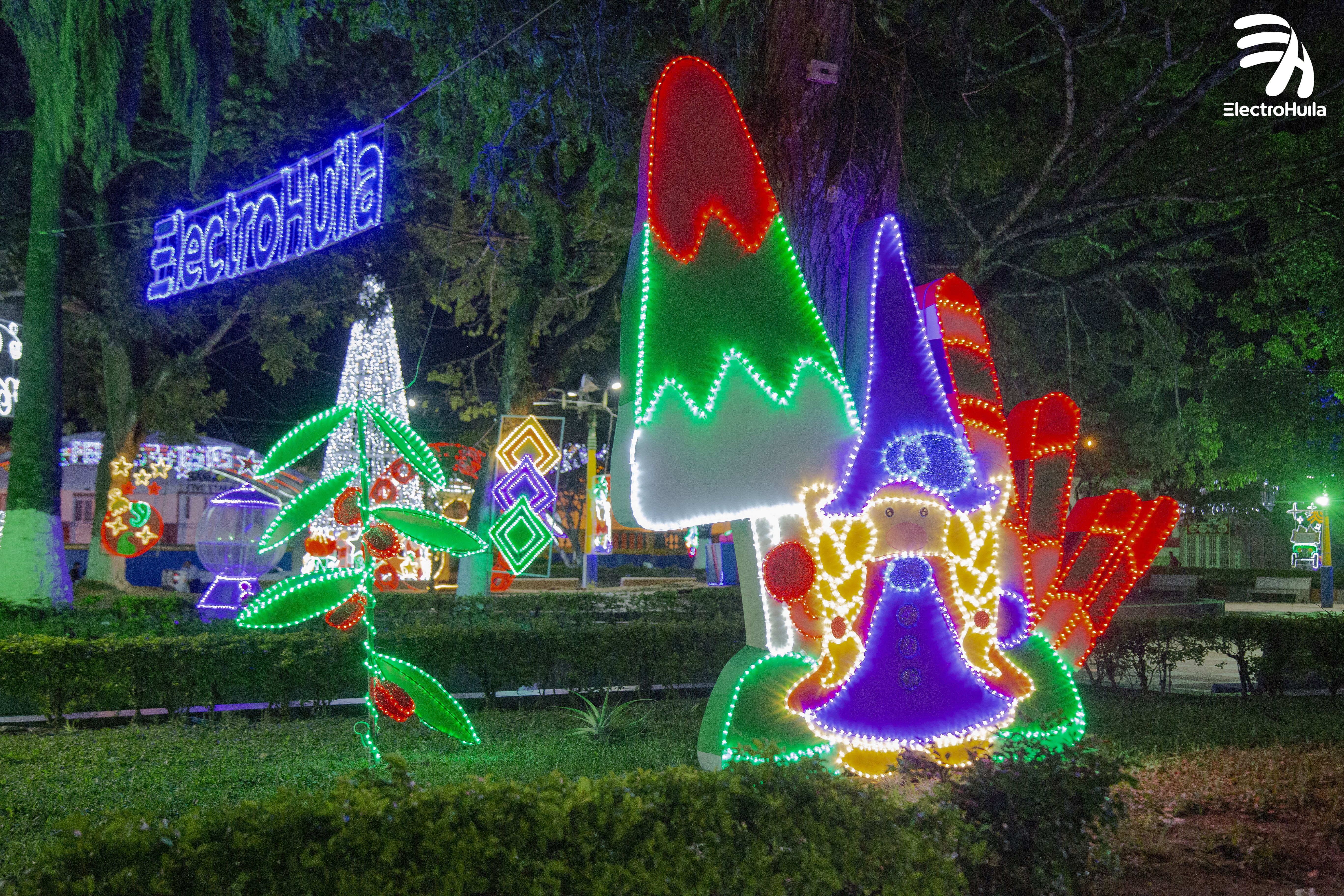 9.Guadalupe hace la invitación para que visiten su parque principal decorado con figuras navideñas que evocan tradición. 
