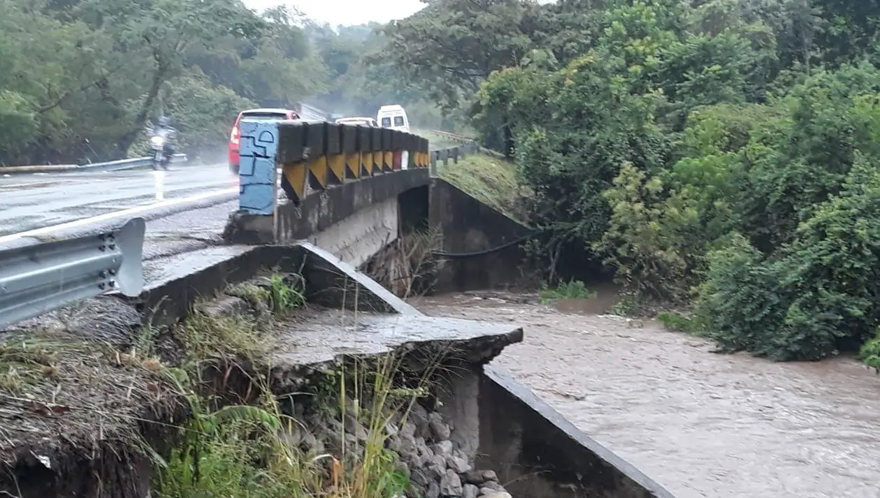 Creciente de quebrada en vía Hobo- Yaguará, generó emergencia