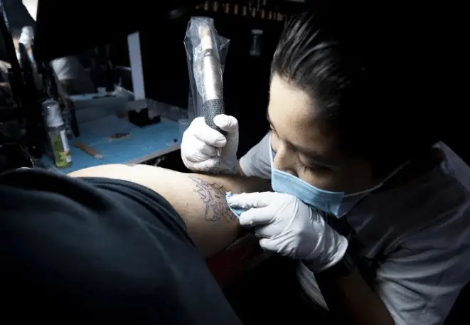 Niño mexicano de 11 años se convierte en el tatuador más joven del mundo