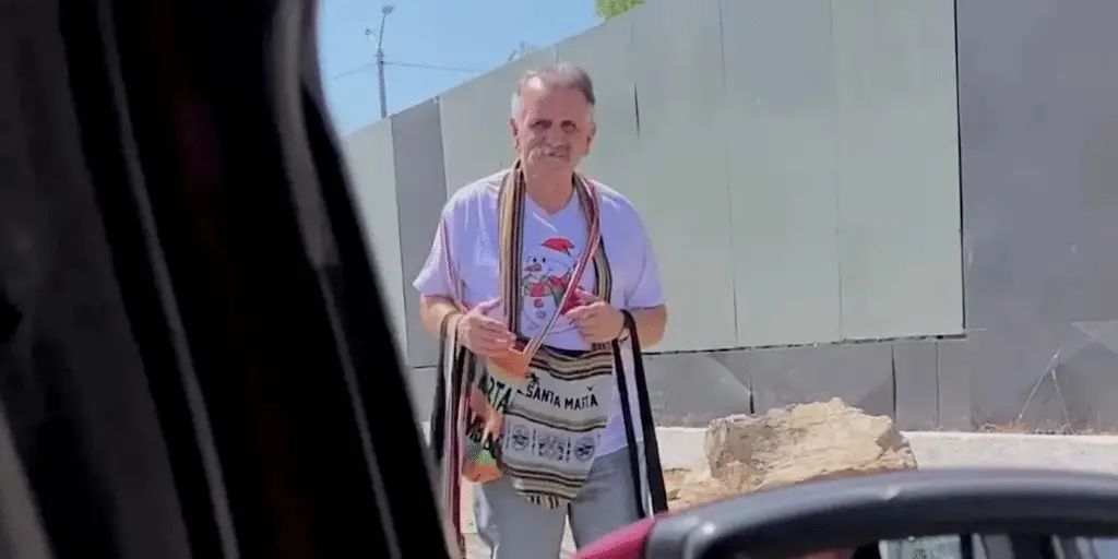 El ‘Hombre Caimán’, ahora vende mochilas en la calle