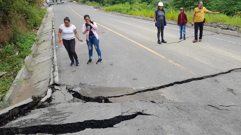 Con paso restringido continúa la vía entre Baraya y Colombia