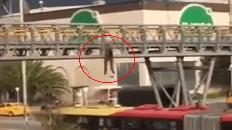 Hombre se lanzó desde puente hacia un bus de TransMilenio￼