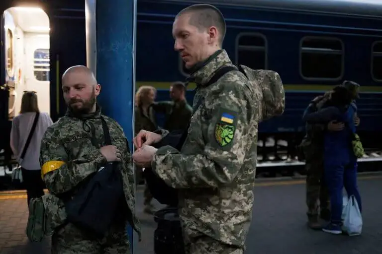 Con insignias de unicornio van a la guerra los soldados LGTBIQ+, en Ucrania