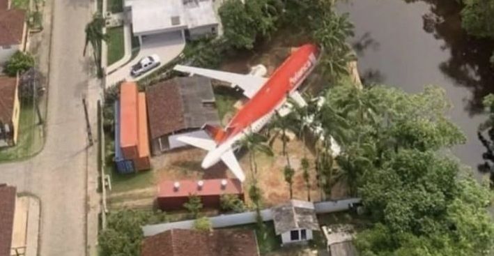Así terminó avión de Avianca en el patio de una casa