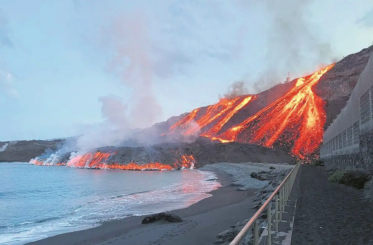 La lava del volcán engulle por completo una playa de La Palma