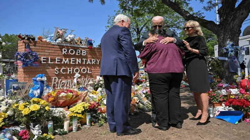 Los Biden visitaron la escuela en Texas donde ocurrió la masacre