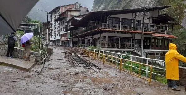 Inundado el pueblo de Machu Picchu tras desbordamiento de un río en Perú