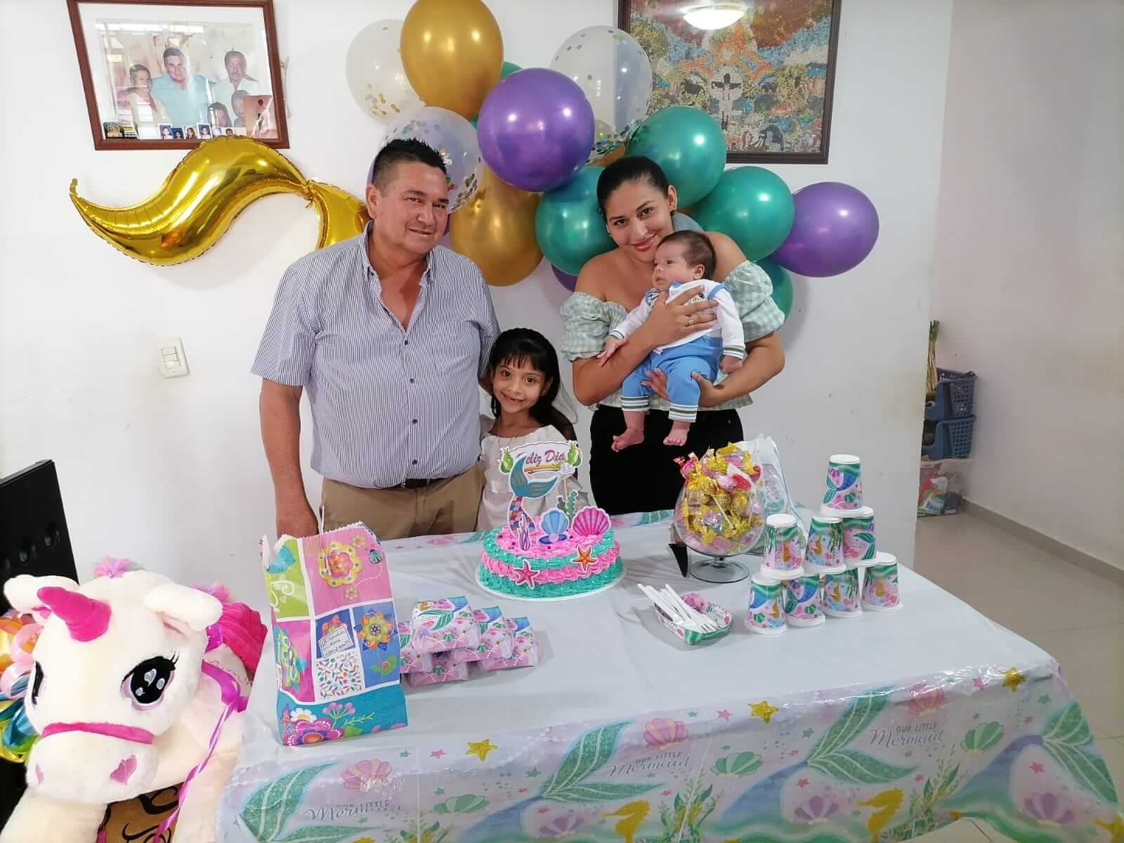 Maira Lucía junto a sus padres Óscar Gutiérrez y Esperanza Lara y su hermanito Erick Gabriel