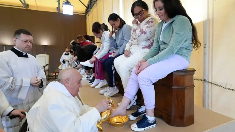 Papa Francisco realizó lavatorio de los pies a reclusas en Roma