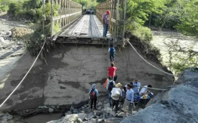 Doblemente colombianos instalaron puente como propio