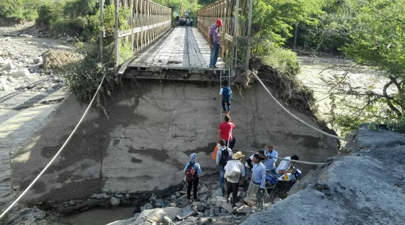 Doblemente colombianos instalaron puente como propio