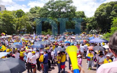 Centenares de colombianos marcharon en contra de Gustavo Petro