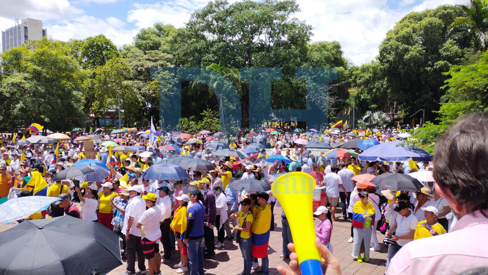 Centenares de colombianos marcharon en contra de Gustavo Petro