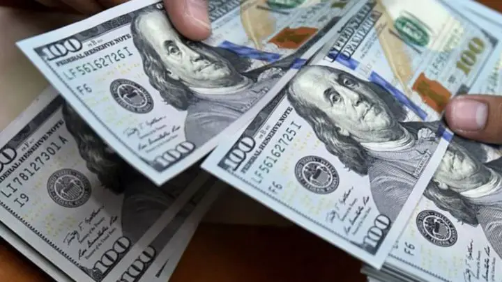 El dólar sube, arranca 2022 en 4.050 pesos
