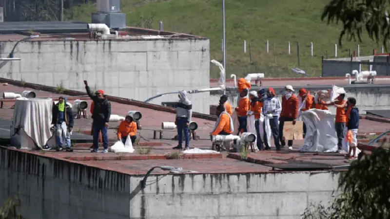 Llegan a 44 fallecidos en violento motín en cárcel de Ecuador