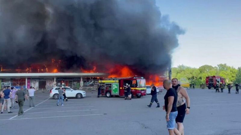 Rusia bombardea un concurrido centro comercial en Ucrania