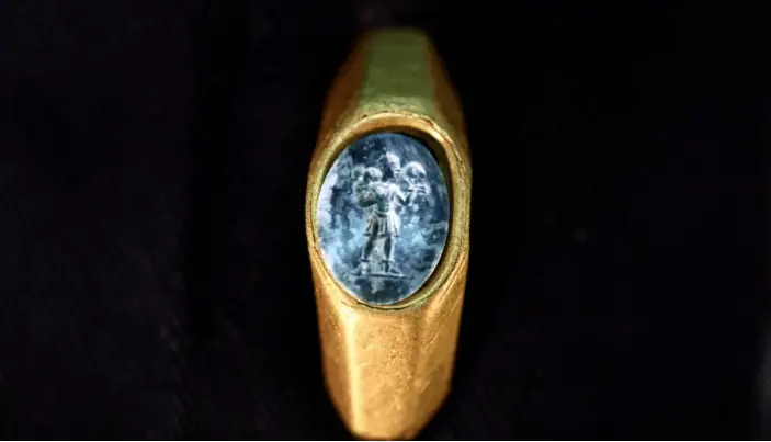 Anillo de oro de la época romana con la imagen de Jesús permaneció bajo el agua por 1.700 años