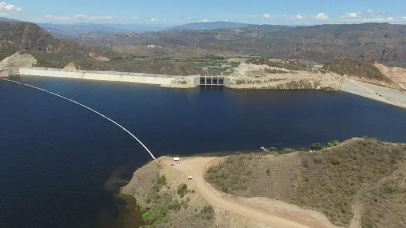 ENEL abrió las compuertas del vertedero de la central hidroeléctrica El Quimbo