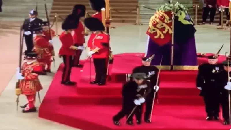 El desmayo de Guardia Real en pleno funeral de la reina Isabel II