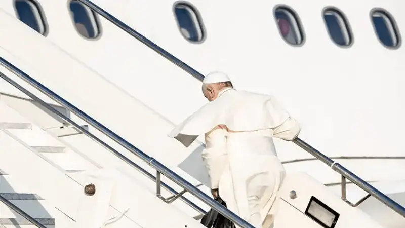 Papa Francisco deja Roma y viaja rumbo a Kazajistán
