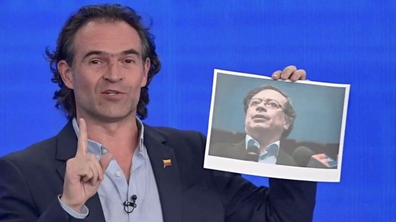 Federico Gutiérrez llevó una foto de Petro al debate