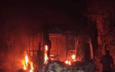Segundo bus quemado por disidentes de las Farc