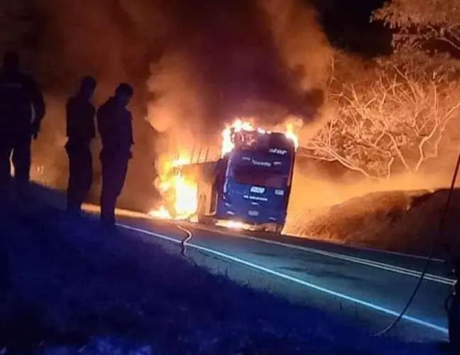 Tercer bus incinerado en este año, al parecer por disidencias de las Farc