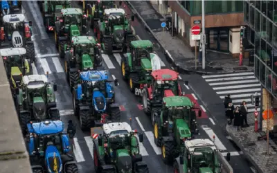Con tractores agricultores bloquean Bruselas