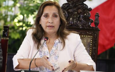 Presidenta de Perú de «escándalo en escándalo»