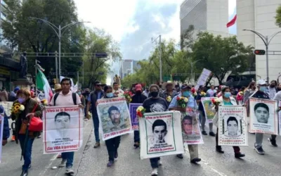 Mexicanos marcharon en el octavo aniversario de los 43 normalistas desaparecidos
