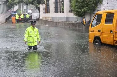 Emergencia en Pekín por lluvias torrenciales