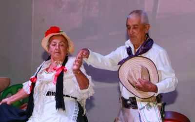Música, alegría y danza en el Festival Folclórico del Adulto Mayor
