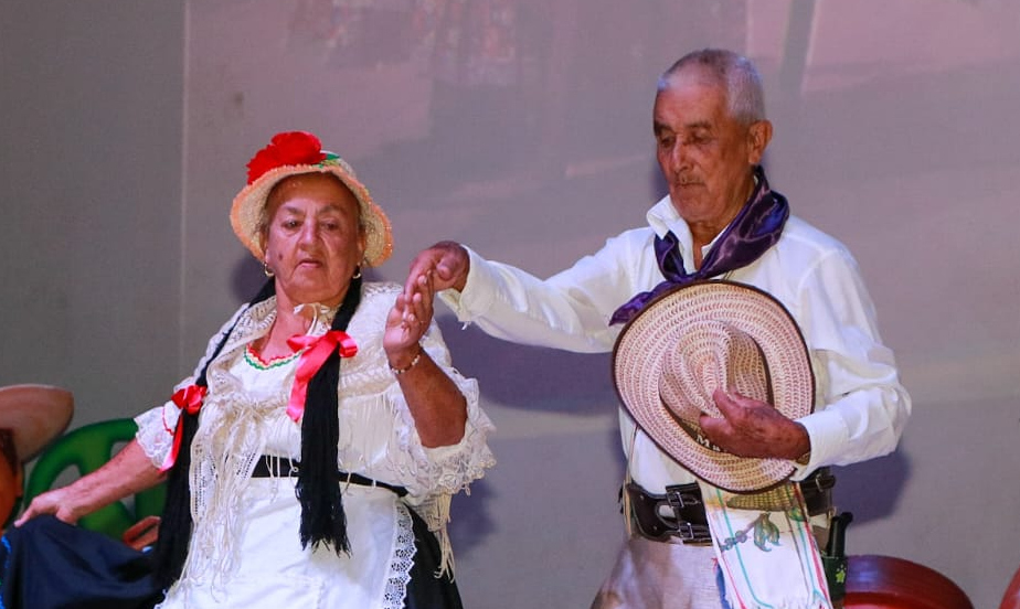 Música, alegría y danza en el Festival Folclórico del Adulto Mayor