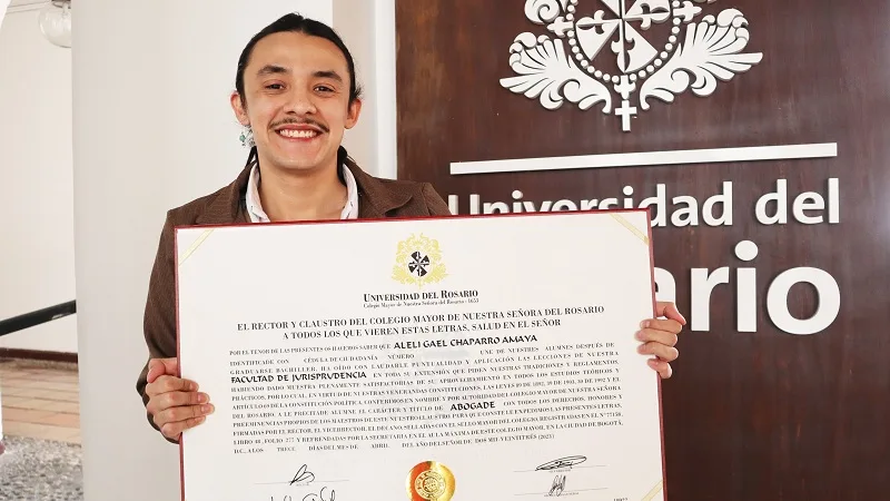 Universidad en Colombia graduó como ‘abogade’ a persona no binaria