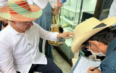 Uribe recoge firmas para la consulta popular sobre las reformas