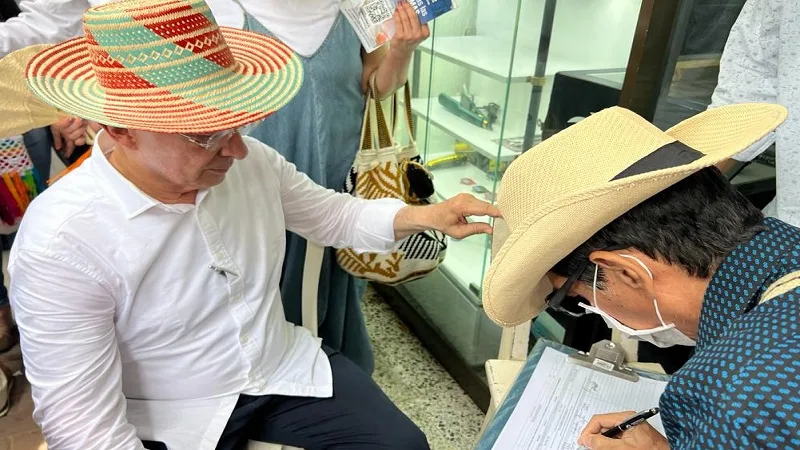 Uribe recoge firmas para la consulta popular sobre las reformas
