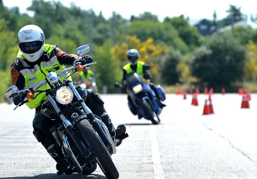 Polémica propuesta exigiría a los motociclistas contar con el curso teórico – práctico periódico