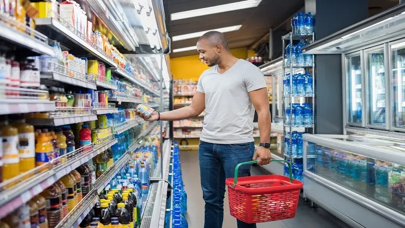 Los colombianos responden al aumento del costo de vida con un incremento del 38% en las compras en tiendas de descuento