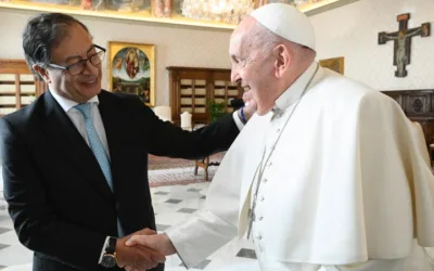 Petro se reúne con el Papa Francisco para abordar temas de paz