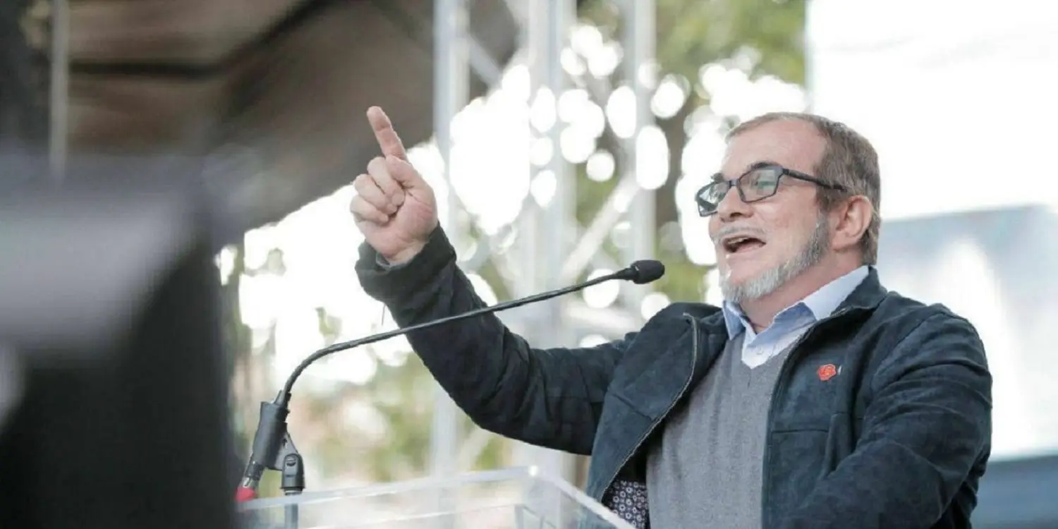 Former Farc chief Rodrigo Londoño, helps President Gustavo Petro and assaults Álvaro Uribe.