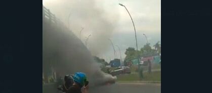 Video: Vehículo se incendió en el intercambiador vial de la Usco