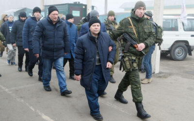 Ucrania libera presos para combatir invasión rusa