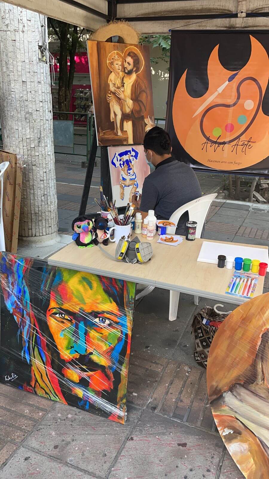 Artistas opitas exponen sus obras en la plazoleta de la Alcaldía