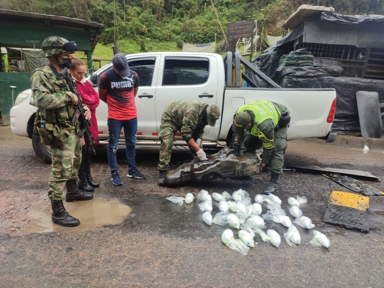 Ejército y Policía capturan pareja transportando 7 kilos de base de coca