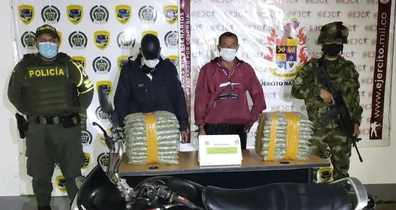 Policía y ejército capturaron dos hombres con 10 kilos de marihuana