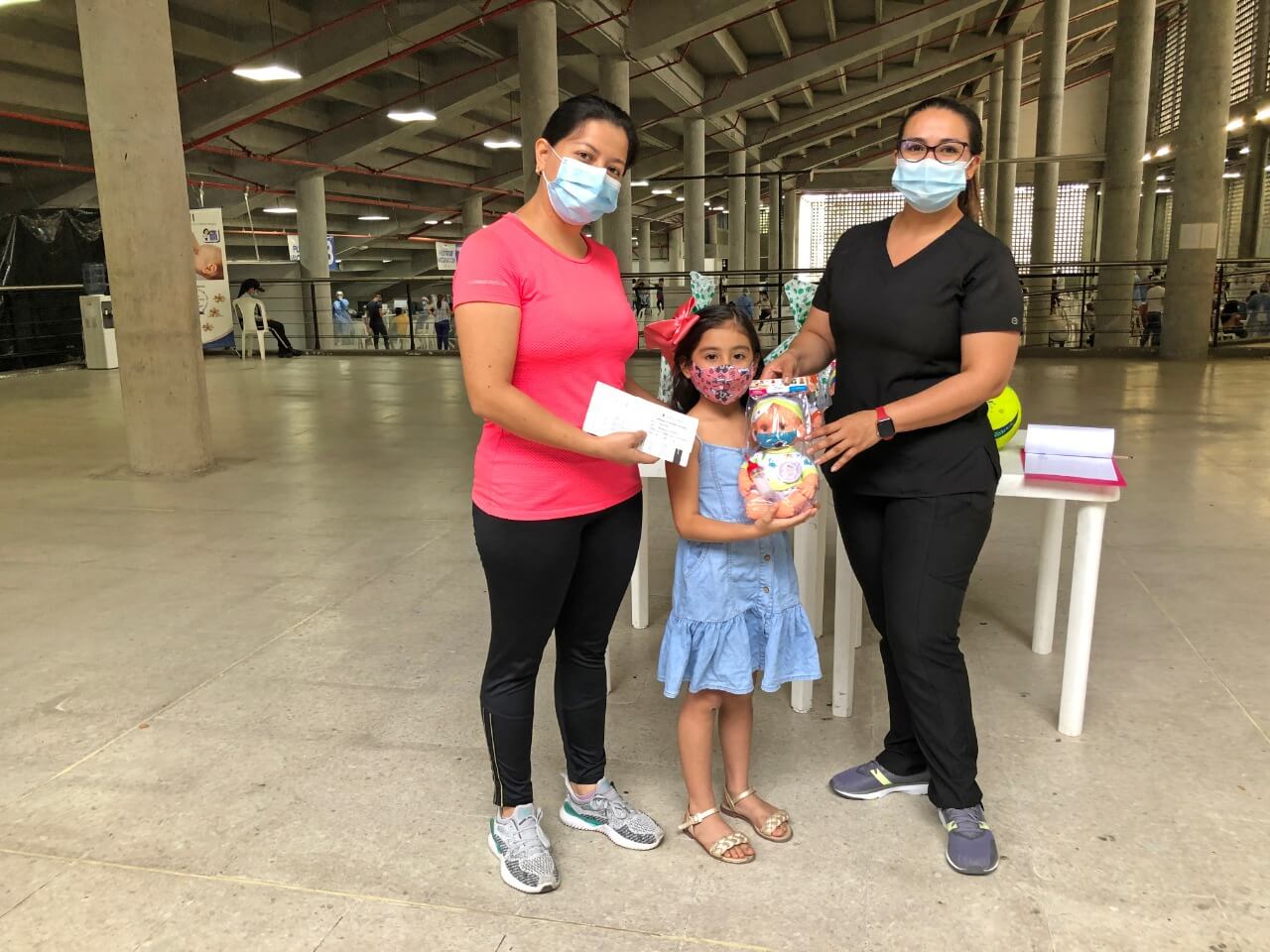 Vacunados con esquema completo recibieron regalos en Neiva